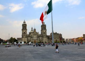 Dos «ciudadanos españoles» expulsados de México ¿Qué hacen el Reino de España y Europa? Plaza del zócalo en Mexico DF