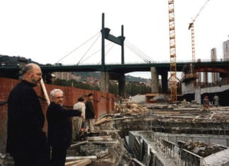 Alguien más que ha entendido las causas y las consecuencias del Guggenheim Bilbao Tomas Krens y Frank Gehry observando los cimientos del Museo Guggenheim Bilbao