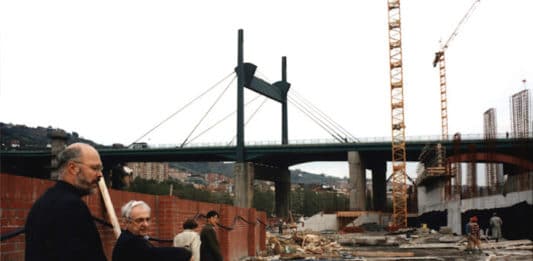 Tomas Krens y Frank Gehry observando los cimientos del Museo Guggenheim Bilbao