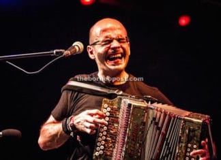 El grupo vasco Korrontzi triunfa en un festival en Borneo (Malasia) Agus barandiaran, de Korrontzi. durante el festival celebrado en Malasia