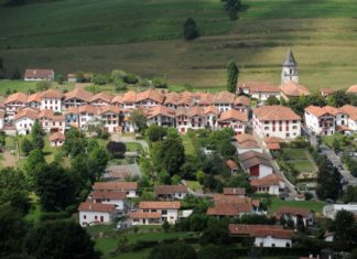 Al oeste el Atlántico, al este los Pirineos, al sur España, al norte Francia; y en medio, nosotros, Euskadi A view of Basque village Ainhoa near the 'La Rhune' mountain, southwestern France, on August 14, 2013. AFP PHOTO / GAIZKA IROZ