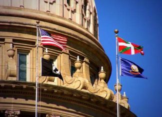 Mark Bieter. “That right now could be the best time in world history for Basques” La ikurriña, junto a las banderas de Idaho y EEUU al viento en el Capitolio del Estado de Idaho.