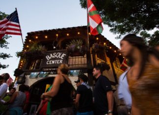 La hermosa y centrada mirada del New York Times al Jaialdi The Basque Center in downtown Boise. This year’s Jaialdi drew an estimated 35,000 or more attendees. Ruth Fremson/The New York Times