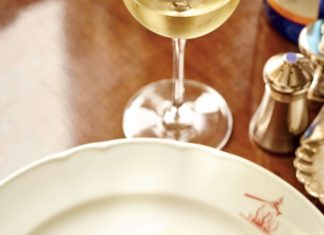 Desde Donostia a Cornualles. Una merluza «muy vasca» con un toque «catalán» Merluza cocinada al estilo vasco con ajo y salsa romesco