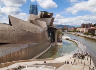 Bilbao, una de las 16 mejores ciudades del mundo para el diseño Bilbao, architecture, industrial and interior design, new technologies, fashion, audio-visual, video games, and crafts industries all belong to the Bilbao Bizkaia Design and Creativity Council (BiDC), a 150-member body that fosters design and creativity through projects, initiatives, and exhibitions. Creativity has led this city in northern Spain to new heights as it continues a decades-long economic and community transformation.