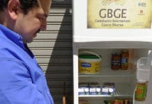La «Nevera solidaria» de Galdakao en la Radio Pública de los USA Issam Massaoudi, an unemployed Moroccan immigrant, checks out what's inside the Solidarity Fridge. Massaoudi says money is tight for him, and it's "amazing" to be able to help himself to healthy food from Galdakao's communal refrigerator. Lauren Frayer for NPR