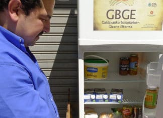 La «Nevera solidaria» de Galdakao en la Radio Pública de los USA Issam Massaoudi, an unemployed Moroccan immigrant, checks out what's inside the Solidarity Fridge. Massaoudi says money is tight for him, and it's "amazing" to be able to help himself to healthy food from Galdakao's communal refrigerator. Lauren Frayer for NPR