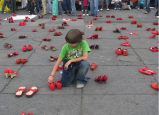 La artista mexicana Elina Chauvet visitará Bilbao en noviembre con sus «Zapatos Rojos» La creadora del proyecto de arte publico "Zapatos rojos" invitada a visitar Bilbao
