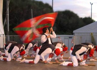 Se está celebrando la «Semana Nacional Vasca de Argentina» en Macachín Dantzaris argentinos en la Semana Vasca de Argentina