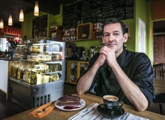 Un cocinero vasco en Islandia, por amor Colsy is chef at a tiny, cosy restaurant by the harbourfront called Kaffi Retró. Mbl.is/ Árni Sæberg