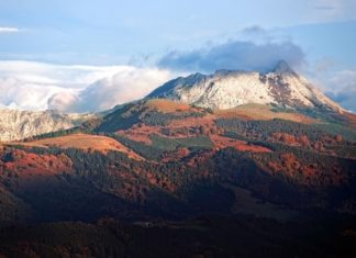 Desde la cumbre del Anboto, una extraordinaria descripción de «El País de los Vascos» para Abu Dhabi El Anboto el lugar desde el que "el autor "cuenta" a los lectores de The National lo que es "El País de los Vasco"