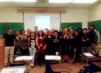 Autora en euskera y su traductora al inglés dan una conferencia en la Universidad de Nevada Agur Meabe y Amaia Gabantxo con los asistentes a su conferencia en la Universidad de California