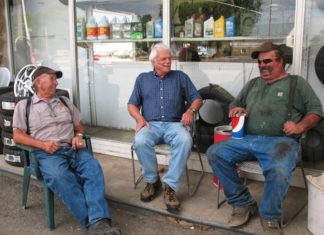Una historia de «pastores vascos en USA» escrita por Richard LeBlond Richard LeBlond y Jim Zatika en su gasolinera de Jordan Valley