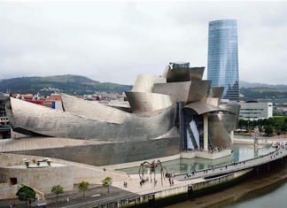 El Museo Guggenheim Bilbao descrito por un periodista hindú The futuristic Guggenheim Museum in Bilbao, Spain. Photo- Pau Barrena:Bloomberg