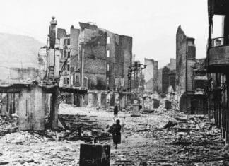 Una película sobre el «Bombardeo de Gernika». Deseamos que no sea una «oportunidad perdida» The ruins of Guernica in 1937 after the town was bombed by German aircraft. Photograph- AP