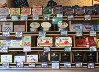 Los consumidores norteamericanos están descubriendo las conservas Tinned seafood display at Zingerman’s Deli in Ann Arbor, Mich. PHOTO: WILLIAM MARSHALL