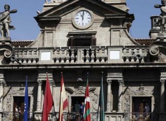 Iruña centro de interés global y no por Sanfermines, sino por su querella contra el franquismo Fachada del Ayuntamiento de Pamplona