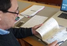 Exposición del diseñador gráfico Manuel Estrada organizada por EHUKultura El diseñador Manuel Estrada y uno de sus cuadernos de trabajo