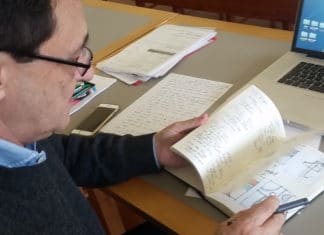 Exposición del diseñador gráfico Manuel Estrada organizada por EHUKultura El diseñador Manuel Estrada y uno de sus cuadernos de trabajo