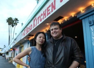 La burocracia golpea, por error, a un restaurante vasco de Los Ángeles Beñat ibarra y su esposa a la puerta de su restaurante "A Basq Kitchen" en el Puerto de Los Ángeles