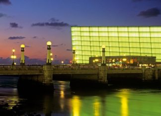 The Guardian: «San Sebastian está en el candelero» (@DSS2016) El Kursaal uno de los centros de las actividades de Donostia 2016. Seeing green: the futuristic Kursaal building at San Sebastian. Photograph: Alamy