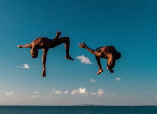 Bahia. La tierra de la alegría. #vascosdeviaje Jovenes saltan en la Baía de Todos los Santos. Bahia. La tierra de la alegría. Fotografía de Marcio Pimenta