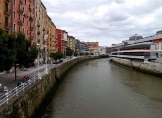 Desde Brasil: Bilbao la ciudad extraña e incluso desagradable, donde el visitante se siente solo Bilbao Muelle Marzana (fuente: https://degolpeseaprende.wordpress.com/2013/09/12/6-horas-en-bilbao/)