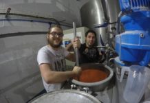 La Cerveja Braskadi Garagardoa. Una cerveza Vasco-Brasileira que une pueblos Fotografía: Un "Perro Libre" y un "Laugar" en plena fanea de preparación de la cerveja Braskadi garagardoa