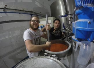 La Cerveja Braskadi Garagardoa. Una cerveza Vasco-Brasileira que une pueblos Fotografía: Un "Perro Libre" y un "Laugar" en plena fanea de preparación de la cerveja Braskadi garagardoa