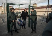 La proyección internacional de la salida de la carcel de Arnaldo Otegi Arnaldo Otegi, center, leader of the former Basque independence Batasuna party, leaves Logrono prison in Logrono, northern Spain, Tuesday, March 1,2016. The prominent Basque separatist has been released from the Spanish prison after serving more than six years on charges for trying to resurrect the banned political wing of the armed group ETA. (Alvaro Barrientos/Associated Press)
