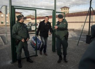 La proyección internacional de la salida de la carcel de Arnaldo Otegi Arnaldo Otegi, center, leader of the former Basque independence Batasuna party, leaves Logrono prison in Logrono, northern Spain, Tuesday, March 1,2016. The prominent Basque separatist has been released from the Spanish prison after serving more than six years on charges for trying to resurrect the banned political wing of the armed group ETA. (Alvaro Barrientos/Associated Press)