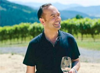 Un libro de gastronomía vasca en inglés, escrito por un chef extremeño con restaurantes en Londres El chef José Pizarro disfrutando de una copa de txakoli en una bodega vasca