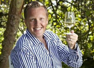 El experto en vinos Olly Smith en el Daily Mail: Oda al Txakoli El experto en vinos britanico Olly Smith escribe sobre el txakoli en Daily Mail