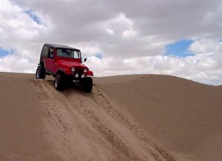 Los vehículos de los turistas están destrozando las Dunas de Bilbao (en México) Un jeep recorriendo las Dunas de Bilbao