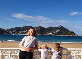 Daily Mail: Donostia, un lugar perfecto para viajar con niños joanna Tweedy, la autora del reportaje, con su hijos en Donostia