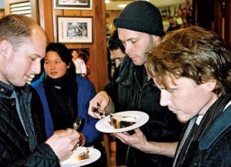 Bloomberg: Las aventuras gastronómicas de un chef 3 estrellas Michelin, de Chicago, en El País de los Vascos Los tres chef de Chicago en un bar de Donostia (Achatz (right), Bagale (center), and Beran (left), eating cheesecake at La Viña.)
