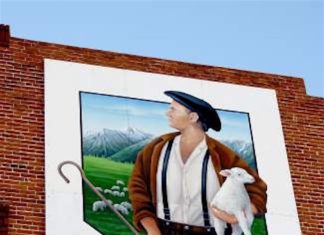 Ya se ha inaugurado el mural dedicado a los vascos en Gardnerville, Nevada (vídeo) Mural dedicado al pastor vasco en Gardnerville Nevada