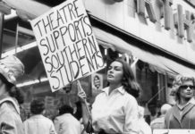 An amazing woman, who received a letter from Obama thanking her for her lifelong struggle for civil rights, has passed away Yolande Betbeze manifestándose en New York en 1960 en contra de la discriminación racial
