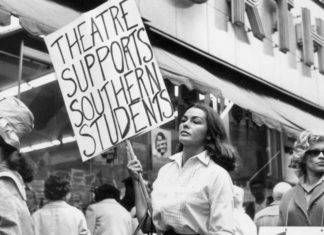 An amazing woman, who received a letter from Obama thanking her for her lifelong struggle for civil rights, has passed away Yolande Betbeze manifestándose en New York en 1960 en contra de la discriminación racial
