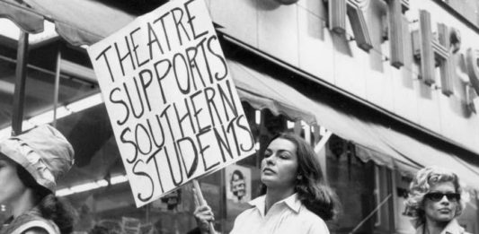 Yolande Betbeze manifestándose en New York en 1960 en contra de la discriminación racial