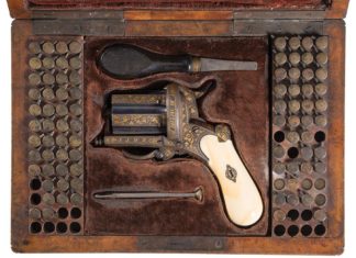 An ancient revolver originally made in Bilbao is auctioned with an initial price of 18,000 USD Se subasta un "revólver pimentero"construido en Bilbao que es una joya. Detalle