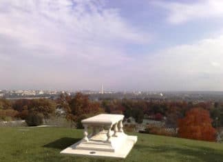 Una “guía personal” nos da pistas para disfrutar de Washington D.C. #vascosdeviaje Tumba de Pierre L'Enfant en el cementerio de Arlington