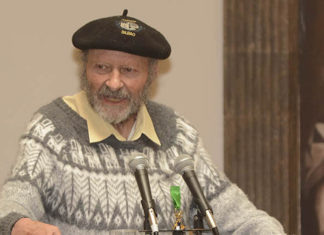 The jesuit Xavier Albo is awarded with the most prestigious medal of Bolivia, as he was wearing a “txapela” with Bilbao’s badge El jesuita Xavier Albo recibe la máxima condecoracion de Bolivia con una txapela con el escudo de Bilbao