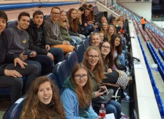 The 21 young Germans cheering on Eibar Estudiantes alemanes en un partido del Eibar