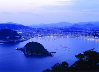 Más informaciones sobre Donostia como destino turístico y cultural La Bahia de la Concha vista dal monte Igueldo. La Stampa