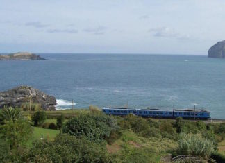 Traveling the Basque Country by train: journeys through incredible countrysides, and a visit to a museum you can’t miss Unidad de Euskotren por la Costa Vasca (fotografía - Günther Glauz )