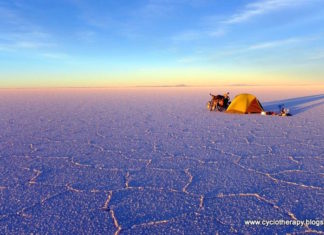 Careful! This blog by a Basque and an Italian who are traveling the world on bicycle is addictive Cycloterapy acampada en Salar de Uyuni Bolivia