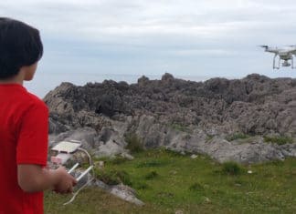 Curso de verano de pilotaje de drones para jóvenes Joven pilotando un dron. Fotografía cedida por Dronak