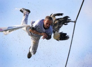 The Antzar Eguna in Lekeitio, the “Photo of the Day” in a Singapore newspaper El Antzar Eguna de Lekeitio una de las "fotos del día" de un diario de Singapur (foto Reuters)