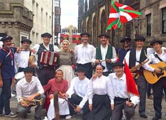 Tocar, danzar, cantar, y «plantar» una Ikurriña en Edimburgo El grupo de vascas y vascos en el Fringe Festival de Edimburgo a los que se refiere esta información del Review Sphere